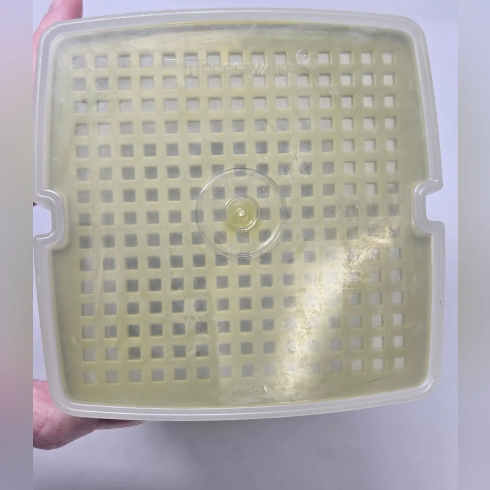 VINTAGE TUPPERWARE PICK A DELI SET OF 2 CONTAINTERS FOOD STORAGE ROUND & SQUARE